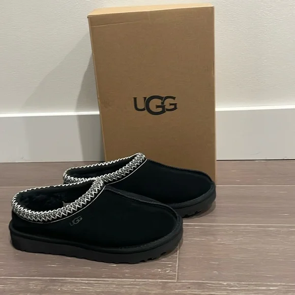 NWT UGG Women’s Tasman black Suede and Shearling Slippers. - Picture 1 of 4